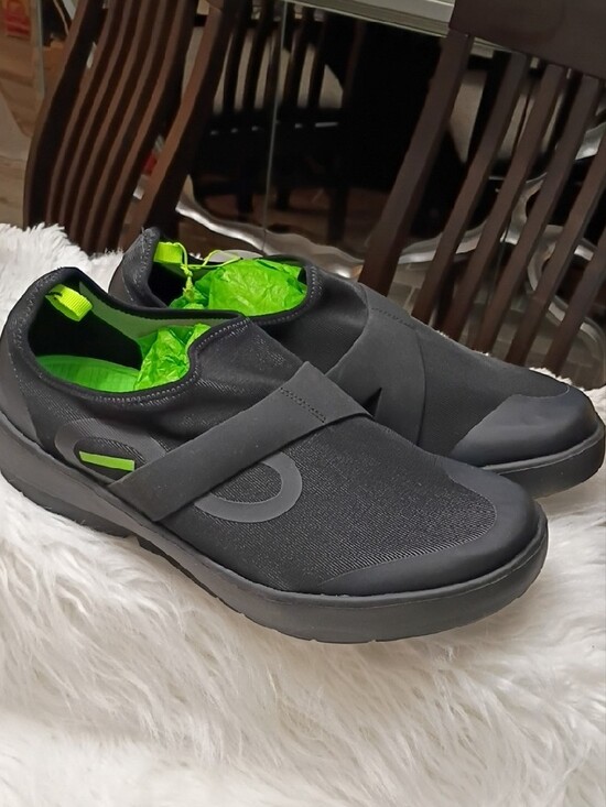 OOFOS OOmg Low Shoes Mens Black Slip-On Recovery Loafers with Lime Green Accents main image 9